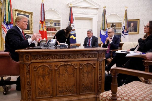 2019년 1월31일 백악관 오벌룸에서 도널드 트럼프 대통령과 마주하고 있는 A.G. 설즈버거(오른쪽에서 두번째) NYT컴퍼니 발행인. 그는 양 옆의 백악관 출입기자(피터 베이커, 매기 해버만)들과 함께 대통령을 만났다./NYT제공