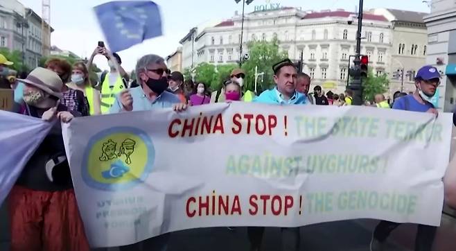 '반중' 정서는 2020년대 들어 세계적으로 높아지고 있다. 2021년 6월 5일(현지 시각) 낮 헝가리 수도 부다페스트에서 1만여명의 시민들이 ‘NO 푸단대’ ‘식민지를 만들지 말라’ 등의 반중(反中) 구호를 들고 거리 시위를 벌이고 있다./페이스북