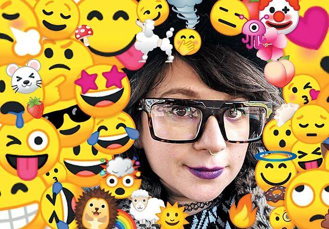 제니퍼 대니얼 구글 크리에이티브 디렉터의 얼굴 주변에 그가 디자인한 각종 이모지(특정 행동·사물을 그림으로 표현한 특수 문자)를 입힌 사진. 그는 "인종, 성(性)의 고정관념을 없애는 여러 이모지를 개발하고 있다"고 말했다. /구글