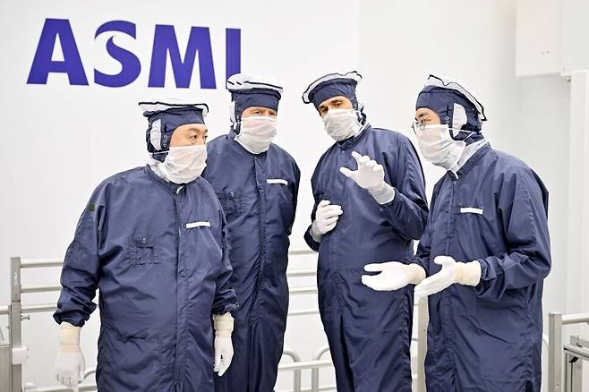 방진복을 입은 윤석열 대통령(왼쪽부터)이 12일(현지시각) 벨트호벤 소재 에이에스엠엘(ASML) 본사에서 빌럼-알렉산더르 네덜란드 국왕과 함께 클린룸을 방문해 크리스토프 푸케 최고사업책임자의 설명을 듣고 있다. 공동취재사진 연합뉴스