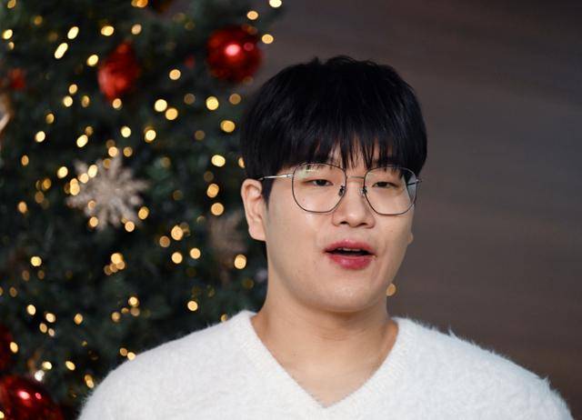 7년 동안 '얼굴 없는 가수'로 곡을 낸 #안녕을 사람들은 이제 '목소리'로 먼저 그를 알아본다. 반도체 회사에 다니는 '본캐'가 회사원인 그는 "곡을 내는 게 문제가 될까 해서 회사 윤리규범을 찾아봤다"며 "'우선 해 보자'가 삶의 신조"라고 말했다. 홍인기 기자