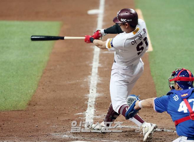 2023 KBO 프로야구 키움히어로즈와 삼성라이온즈의 경기가 18일 오후 서울 고척스카이돔에서 열렸다. 9회 말 2사 3루 이정후가 1점 추격하는 적시 2루타를 치고 있다. 고척=김민규 기자 /2023.04.18/