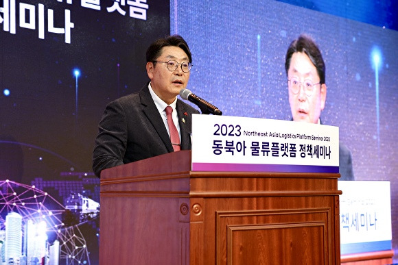 홍태용 경상남도 김해시장이 지난 12일 김해중소기업비즈니스센터에서 열린 '2023 동북아 물류플랫폼 정책세미나'에서 인사말을 하고 있다. [사진=경상남도 김해시]