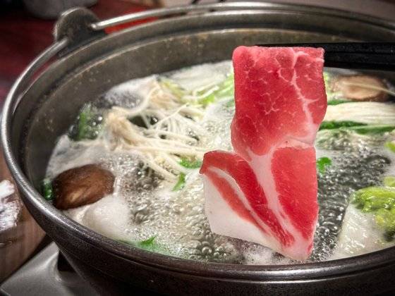 가고시마는 흑돼지가 유명하다. 잡내가 안 나고 감칠맛이 강해서 양념을 강하게 할 필요가 없다. 흑돼지 특유의 맛을 즐길 수 있는 샤부샤부가 제격이다.