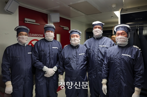 네덜란드를 국빈 방문한 윤석열 대통령이 12일(현지시간) 벨트호벤 소재 ASML 본사에서 빌럼-알렉산더르 네덜란드 국왕, 이재용 삼성전자 회장, 최태원 SK그룹 회장 등과 함께 찾아 피터 베닝크 ASML 최고경영자(CEO)의 안내로 ‘클린룸’을 둘러보기에 앞서 방진복을 착용하고 있다. 왼쪽부터 이재용 삼성전자 회장, 빌럼-알렉산더르 네덜란드 국왕, 윤 대통령, 피터 베닝크 ASML 최고경영자, 최태원 SK그룹 회장. 연합뉴스