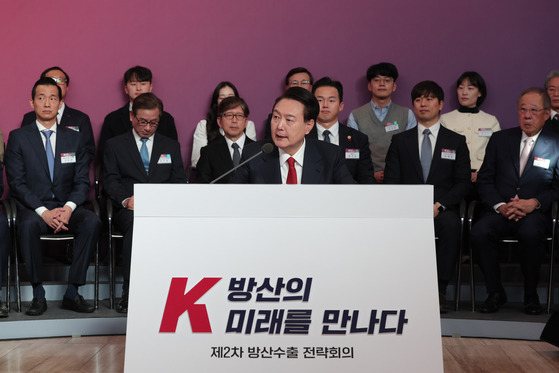 President Yoon Suk Yeol pledged to help the high-tech strategic defense industry become Korea's ″new future growth engine″ in a visit to Hanwha Aerospace in Gyeonggi on Thursday. [NEWS1]