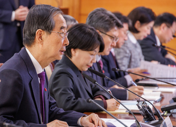 한덕수 국무총리가 12일 오후 서울 종로구 정부서울청사에서 열린 제31차 사회보장위원회에 참석해 회의 의제를 설명하고 있다. 연합뉴스