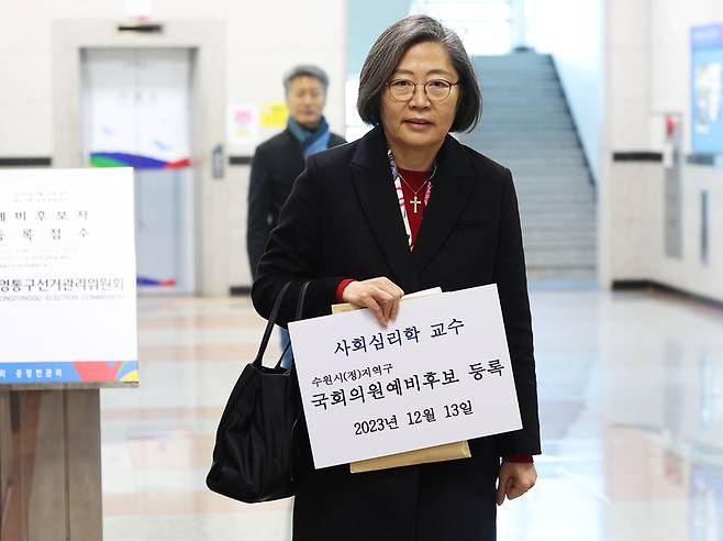 국민의힘이 제22대 국회의원선거 인재로 영입한 이수정 경기대 범죄심리학과 교수가 오늘(13일) 예비후보 등록을 위해 경기도 수원시 영통구선거관리위원회로 들어서고 있다. / 사진 = 연합뉴스