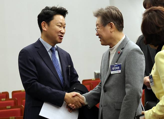 더불어민주당 이재명 대표가 7일 국회에서 열린 중앙위원회에서 노무현 전 대통령의 사위인 곽상언 종로 지역위원장과 인사하고 있다. [사진 출처 = 연합뉴스]