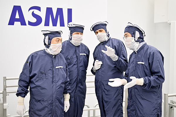 Yoon’s visit to the ASML headquarters in Veldhoven, along with King Willem-Alexander of the Netherlands [Photo by Joint Press Corps]