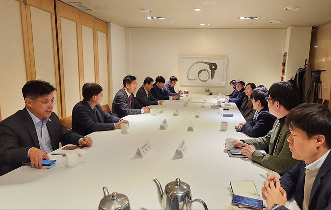 정경실 보건복지부 보건의료정책관과 대한의사협회 협상단장을 맡고 있는 양동호 광주시의사회 대의원회 의장이 13일 오후 서울 중구 컨퍼런스하우스 달개비에서 열린 제21차 의료현안협의체 회의에서 대화하고 있다. 연합뉴스