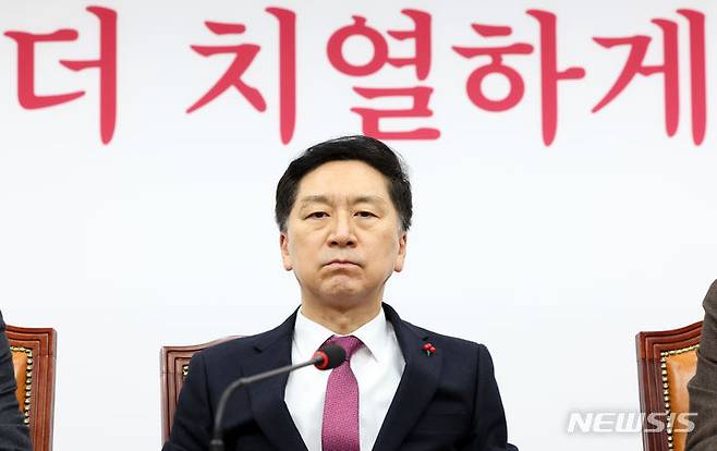 굳은 표정의 김기현 대표[서울=뉴시스] 이영환 기자 = 김기현 국민의힘 대표가 지난 11일 오후 서울 여의도 국회에서 열린 최고위원회의에서 굳은 표정을 짓고 있다. 2023.12.11. 20hwan@newsis.com