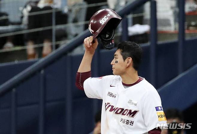 [서울=뉴시스] 조성우 기자 = 11일 오후 서울 구로구 고척스카이돔에서 열린 2023 KBO 리그 KT 위즈와 키움 히어로즈의 경기, 키움 8회말 공격 2사 주자 1루서 이정후가 안타를 때린 뒤 팬들에게 인사하고 있다. 2023.07.11. xconfind@newsis.com