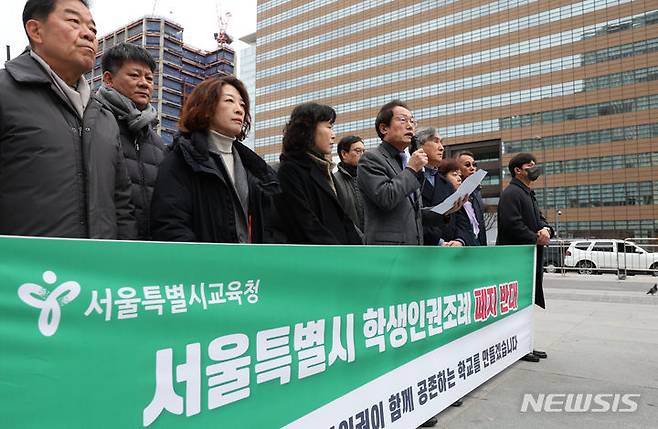 [서울=뉴시스] 홍효식 기자 = 조희연 서울시교육감이 13일 서울 종로구 광화문광장에서 열린 학생인권조례 폐지 반대 긴급 기자회견에서 호소문을 낭독하고 있다. 2023.12.13. yesphoto@newsis.com