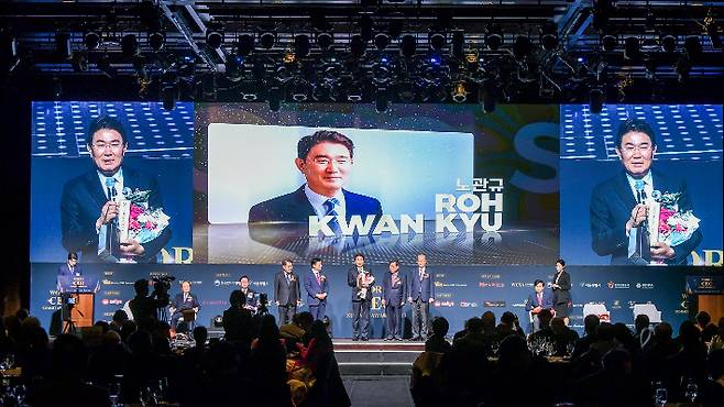 노관규 전남 순천시장이 지속가능 발전에 기여한 공로로 제1회 월드CEO 서밋어워즈(World CEO Summit Awards)에서 정책혁신 CEO 부문을 수상했다. 순천시 제공