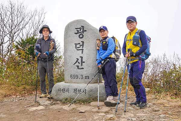 광덕산 정상과 능선을 기준으로 충남 아산시 송악면과 천안시 광덕면의 경계를 나눈다.