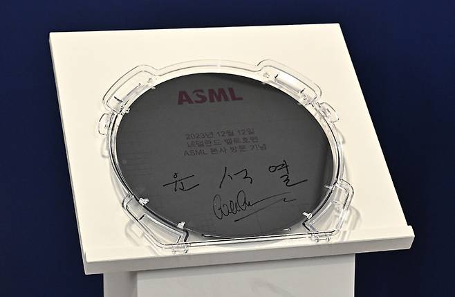 윤석열 대통령이 12일(현지시간) 벨트호벤에 위치한 ASML 본사를 방문해 웨이퍼에 남긴 서명. 뉴시스