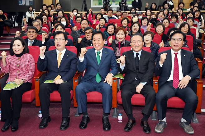 윤재옥(오른쪽 두번째) 국민의힘 원내대표, 곽대훈(오른쪽 세번째) 새마을운동중앙회장 등 참석자들이 13일 오전 서울 여의도 국회 의원회관에서 열린 '지구촌 새마을 운동 학술세미나'에서 기념촬영을 하고 있다.