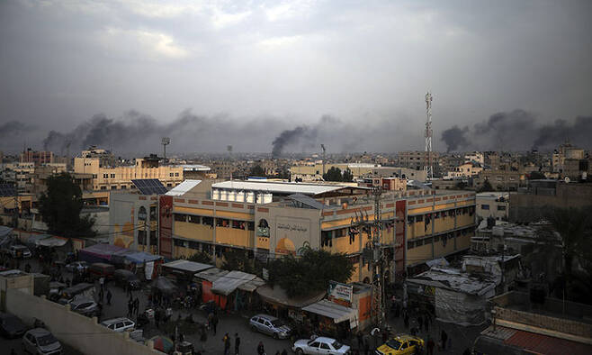 12일(현지시각) 이스라엘의 공습을 받은 가자지구 칸유니스에서 시커먼 연기가 치솟고 있다. AP뉴시스