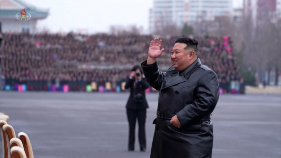 북한 김정은, 제5차 전국어머니대회 참가자들과 기념촬영 - 김정은 북한 국무위원장이 지난 8일 제5차 전국어머니대회 참가자들과 함께 기념사진을 촬영했다고 조선중앙TV가 9일 보도했다. [조선중앙TV 화면] 2023.12.9 연합뉴스