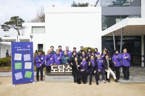 김동연 경기지사가 13일 수원 도담소에서 이태원참사 유가족협의회 이정민 운영위원장 등 유가족 21명과의 간담회를 갖고 기념사진을 찍고 있다.  경기도 제공