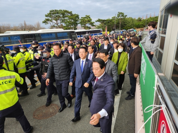 김영록 전남지사가 13일 무안종합스포츠파크에서 열리는 ‘무안 도민과의 대화’ 참석을 위해 행사장에 도착했지만 군 공항 무안 이전 반대 범군민대책위원회 주민들이 출입을 저지하고 있다.