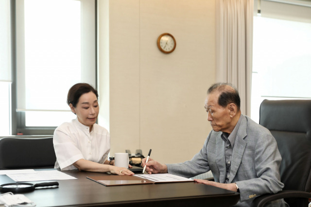 구자학(오른쪽) 아워홈 회장이 딸 구지은 부회장과 업무를 보고 있다. /사진제공=아워