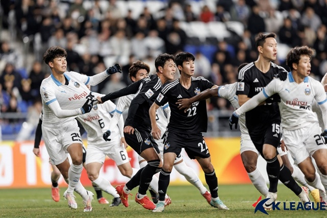 울산현대(검은색 유니폼)-가와사키 프론탈레 경기. /사진=한국프로축구연맹 제공