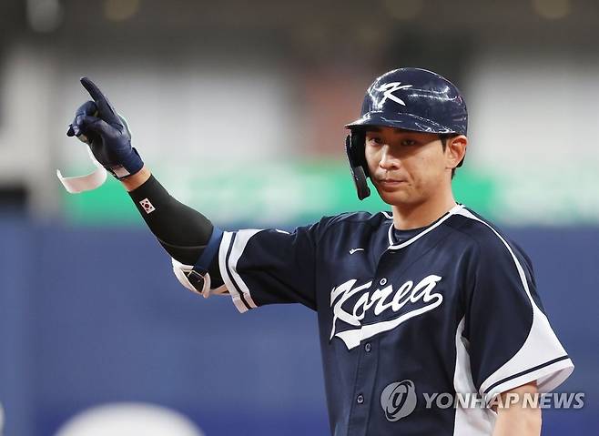 이정후 안타 (오사카=연합뉴스) 신준희 기자 = 7일 오사카돔에서 열린 WBC 한국 대표팀과 일본 한신 타이거즈의 연습경기.
    4회초 무사 1루 상황에서 한국 이정후가 안타를 치고 세리머니를 하고 있다.  2023.3.7 hama@yna.co.kr