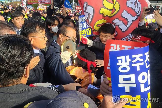 "광주군공항 이전 반대" (무안=연합뉴스) 전승현 기자 = 13일 오후 전남 무안군 종합스포츠파크에서 '광주군공항 무안이전 반대 범군민대책위원회' 관계자들이 무안군민과대화 자리를 갖기 위해 찾아온 김영록 전남지사의 입장을 가로막고 있다. 2023.12.13 shchon@yna.co.kr