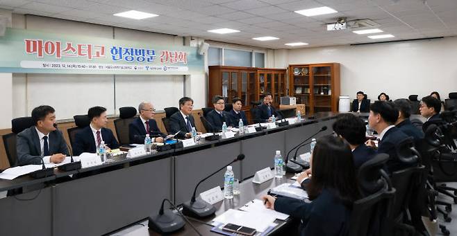 김대기 대통령실 비서실장이 14일 오후 서울시 성북구에 위치한 서울도시과학기술고등학교(마이스터고)에 방문, 현장의 애로사항을 직접 듣기 위한 간담회를 진행하고 있다. (사진=대통령실)