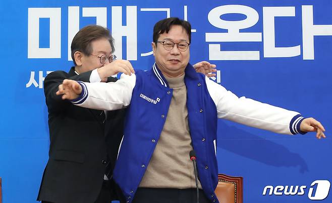 이재명 더불어민주당 대표가 14일 오전 서울 여의도 국회에서 더불어민주당 인재영입 2호 인사인 이재성 세솔테크 고문에게 당 점퍼를 입혀주고 있다.  2023.12.14/뉴스1 ⓒ News1 임세영 기자