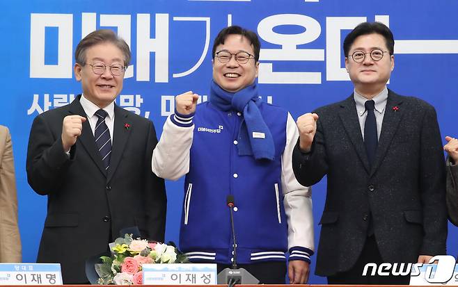 더불어민주당 인재영입 2호 인사인 이재성 세솔테크 고문이 14일 오전 서울 여의도 국회에서 열린 2호 인재영입식에서 이재명 대표, 홍익표 원내대표와 기념촬영을 하고 있다. 2023.12.14/뉴스1 ⓒ News1 임세영 기자