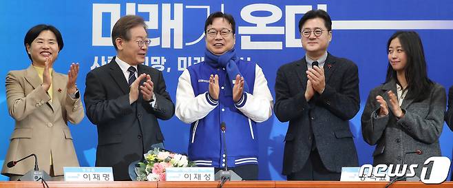 더불어민주당 인재영입 2호 인사인 이재성 세솔테크 고문이 14일 오전 서울 여의도 국회에서 열린 2호 인재영입식에서 이재명 대표 및 참석자들과 기념촬영을 하고 있다. 왼쪽부터 서은숙 최고위원, 이 대표, 이 고문, 홍익표 원내대표, 안혜인 씨. 2023.12.14/뉴스1 ⓒ News1 임세영 기자