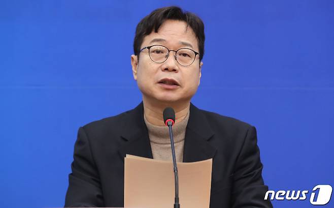 더불어민주당 인재영입 2호 인사인 이재성 세솔테크 고문이 14일 오전 서울 여의도 국회에서 열린 2호 인재영입식에서 발언을 하고 있다.  2023.12.14/뉴스1 ⓒ News1 임세영 기자