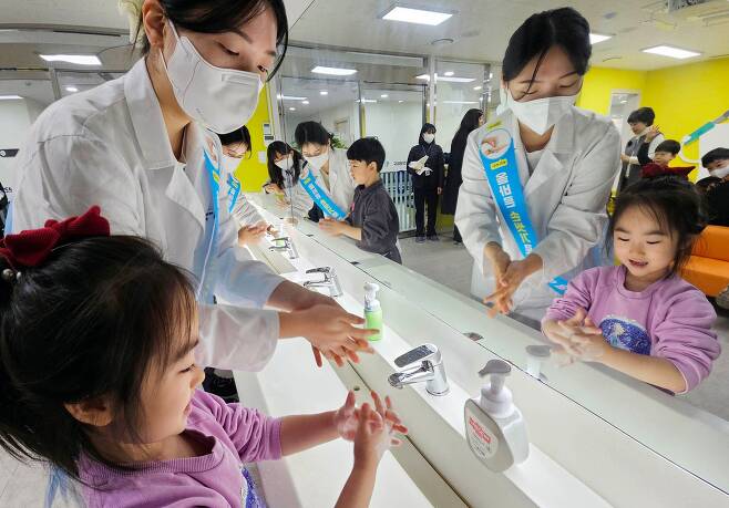 지난 7일 광주 북구보건소에서 열린 올바른 손씻기 교실에 참가한 북구청직장어린이집 원생들이 마이코플라스마 폐렴균 감염증 예방을 위한 손씻기 방법을 배우고 있다./광주 북구 제공
