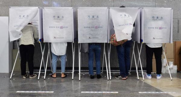 제19대 대통령선거에서  서울 용산역 사전투표소(한강로동 사전투표소)를 찾은 관외/관내 시민들이 투표를 하고 있다./뉴시스