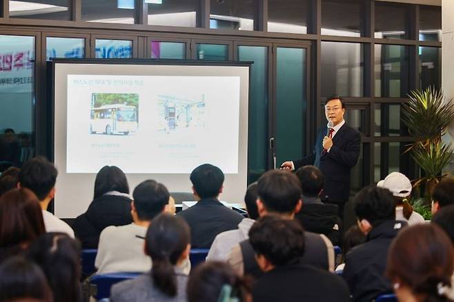 김성제 의왕시장이 주민들에게 시정 현안에 대해 설명하고 있다.ⓒ의왕시 제공