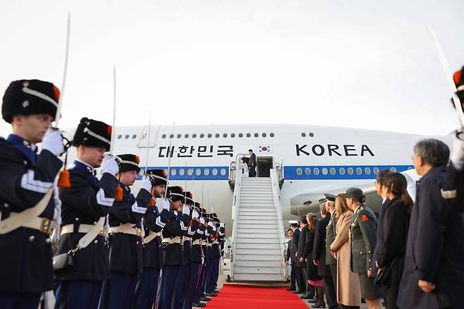 네덜란드 국빈 방문 일정을 마친 윤석열 대통령과 부인 김건희 여사가 14일(현지시간) 암스테르담 스히폴 공항에서 귀국하기 전 전용기인 공군 1호기에서 손들어 인사하고 있다. 연합뉴스