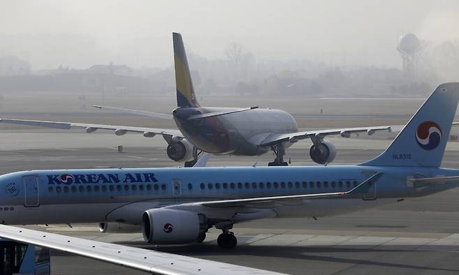 2020년 11월, 서울 김포공항 계류장에 대한항공과 아시아나항공 비행기들이 서 있다. 김명진 기자 littleprince@hani.co.kr