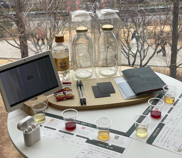 이용객들은 무인공방에 있는 태블릿으로 담금주 제조 과정을 배울 수 있다. 김재희씨 제공