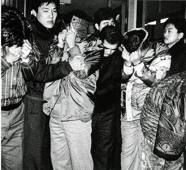 1991년 1월 이화여대 음대 입시부정사건으로 구속 수감되는 학부모와 심사위원들. 한국일보 자료사진