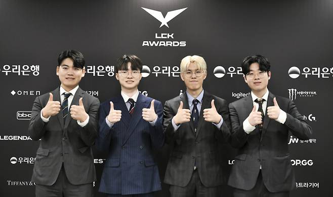 2023 LCK 어워드에서 '올해의 선수' 및 '포지션별 올해의 선수' 수상자. '구마유시' 이민형(왼쪽부터), ‘페이커’ 이상혁, '오너' 문현준, '제우스' 최우제. 제공=LCK