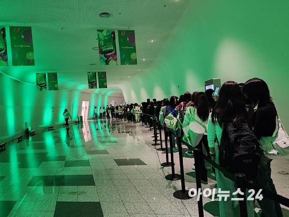 지난 13일 9시경 '2023 올리브영 어워즈&페스타' 입장을 위해 고객들이 줄을 서서 대기하고 있다. [사진=구서윤 기자]