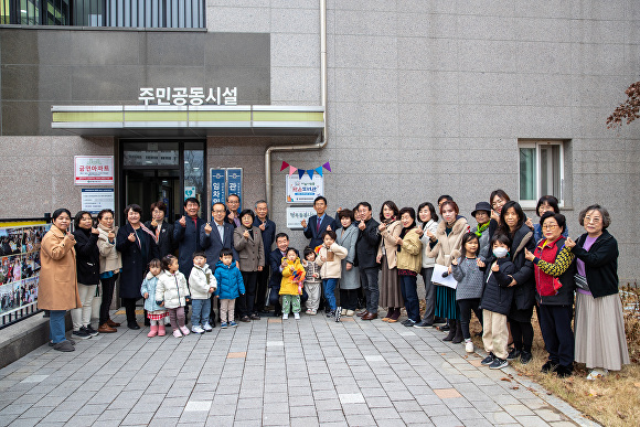 13일 송산 대광로제비앙 아파트 미루나무숲 작은도서관 행복 돌봄 나눔터 개소식 참석자들이 기념 촬영을 하고 있다.  [사진=증평군]