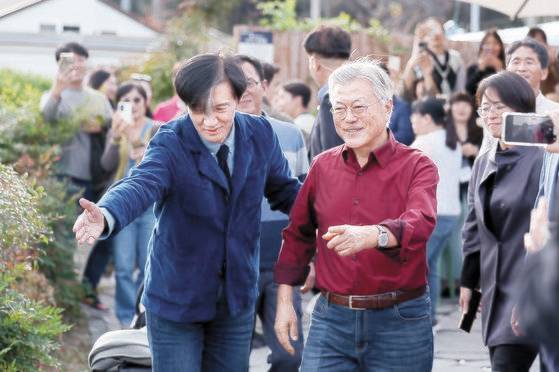 문재인 전 대통령과 조국 전 법무부 장관이 지난 11월 9일 경남 양산시 하북면 평산마을 평산책방에서 이동하고 있다. 연합뉴스