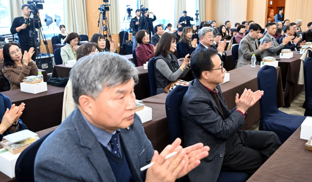 ▲ 교권 회복을 위한 더나은 강원교육의 방향 토크콘서트가 지난 12일 춘천 베어스호텔에서 신경호 도교육감, 김중석 강원도민일보 회장과 교장, 교사 등이 참석한 가운데 열렸다.  서영