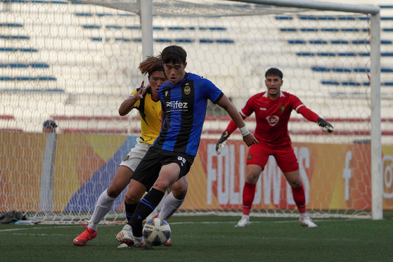 Incheon United's Cheon Seong-hoon, front, in action during an AFC Champions League match against Kaya FC at Rizal Memorial Stadium in the Philippines on Wednesday. [AFC]