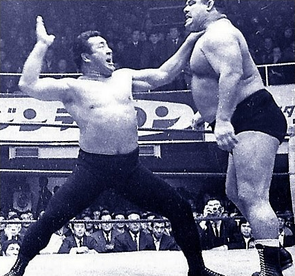 역도산이 거구의 미국 선수에게 주특기 가라테촙을 날리려 하고 있다.&nbsp;