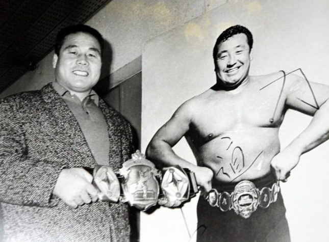 한국에 프로레슬링 붐을 일으킨 김일이 스승 역도산의 사진 앞에서 챔피언 벨트를 선보이고 있다.(대한체육회 제공)